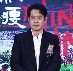 ​“藏”了这么多年，原来她就是刘钧的妻子，难怪不怕“红狼”花心