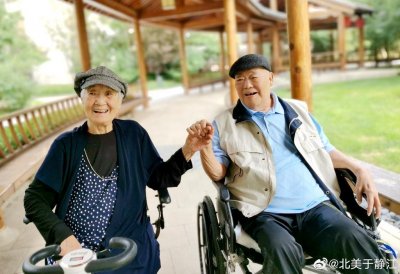 ​90多岁的于洋、杨静夫妇新照曝光，结婚68年，冰心玉壶，神仙眷侣