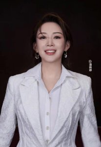 ​潘晓婷杂志写真，身材圆润，表情冷艳，有一种女王范，40没结婚