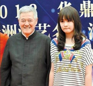 ​赵本山女儿赵一涵《球球》整容前后对比照