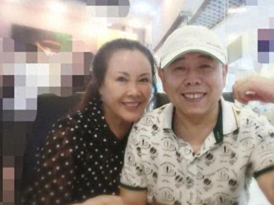 59岁的潘长江和老婆杨云近照，妻子杨云风采依旧