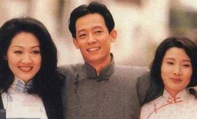 ​王志文富豪老婆近照曝光，45岁长发披肩气质突出，夫妻同框似父女