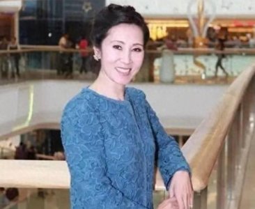 ​王健林老婆林宁唯一的全家福曝光，父亲是名军人