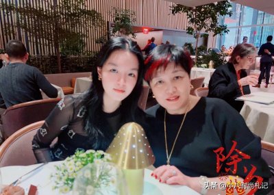 ​李咏妻女异国过年！去世5年老婆仍戴婚戒情义重，紧靠女儿好心酸