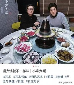 ​歌手李健老婆正脸首曝光！眉清目秀，素颜温婉超惊艳，夫妻相十足