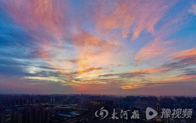 ​图集：河南郑州三天两现粉红色的天空